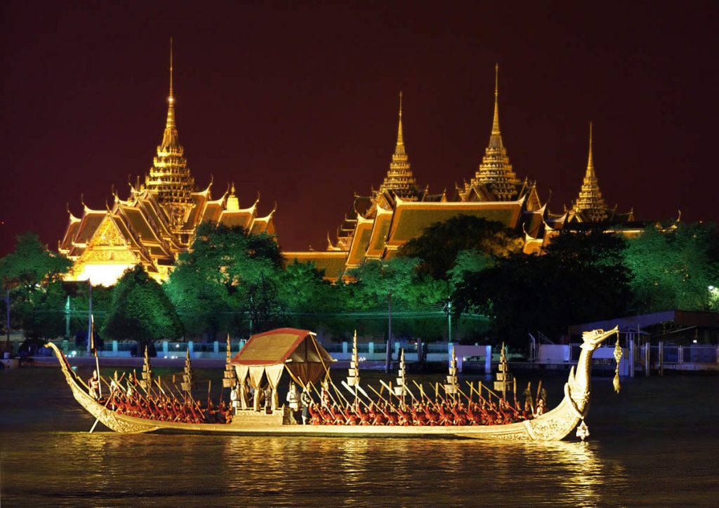 Défilé des barges royales devant le Grand Palais à Bangkok