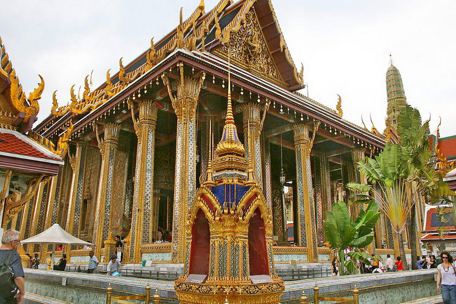 La chapelle de Wat Phra Kaew où le Bouddha d'émeraude est aujourd'hui conservé à Bangkok