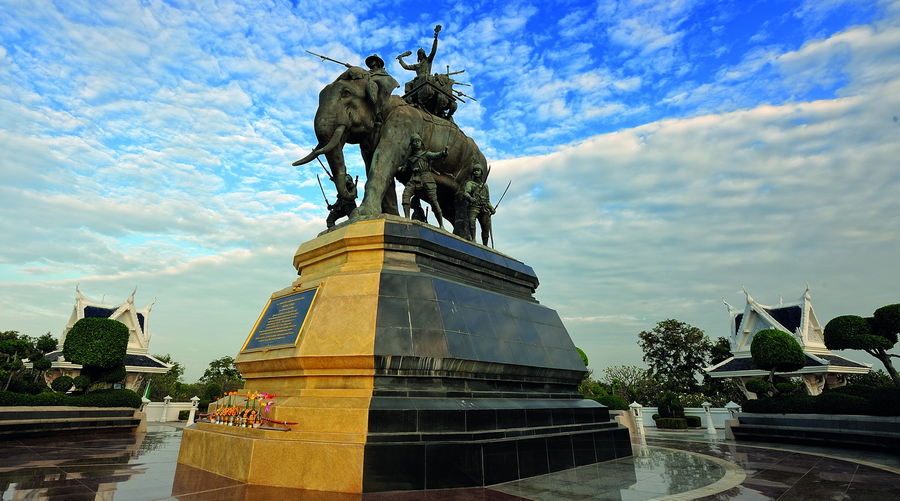 Statue de la reine Suriyothai à dos d'éléphant, à Ayutthaya